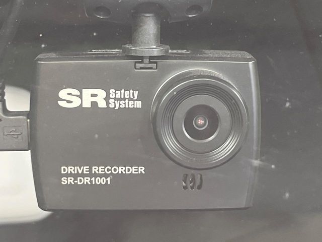 【ドライブレコーダー】安心・安全なカーライフに必須のドライブレコーダーを装備！走行中はもちろん、あおり運転や事故に遭遇した際の状況も映像で記録し、万一のリスクに備えます。