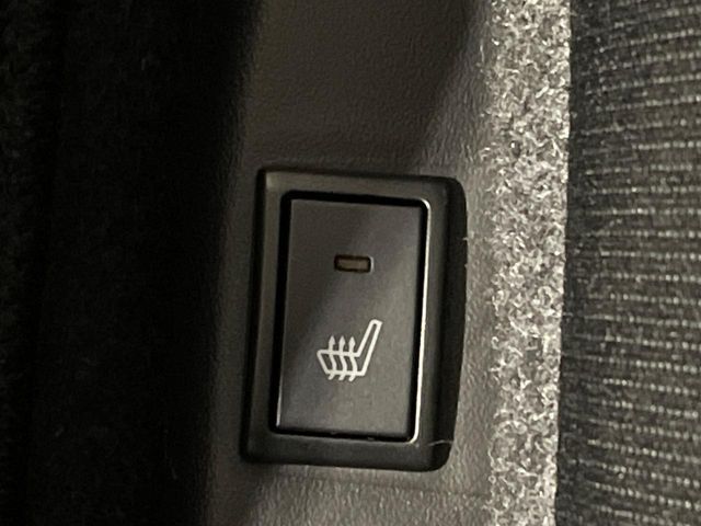 【シートヒーター】寒い日に重宝するシートヒーター！エアコンより早く温まってくれるので寒がりの人も安心ですね♪エアコンの温風は乾燥するから苦手、という方にもをおすすめです。