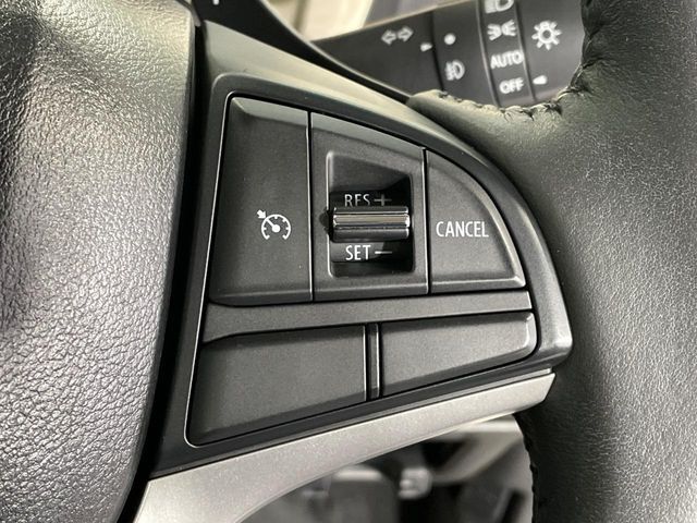 【クルーズコントロール】高速道路もラクラク走行。アクセルを離しても一定速度で走行ができ、長距離運転時の負担を軽減！加速・減速も簡単なスイッチ操作で調整できます。