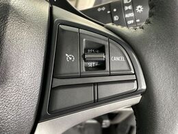 【クルーズコントロール】高速道路もラクラク走行。アクセルを離しても一定速度で走行ができ、長距離運転時の負担を軽減！加速・減速も簡単なスイッチ操作で調整できます。