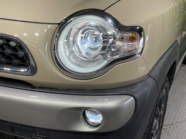 【LEDヘッドライト】悪天候や夜間走行時も良好な視界を確保し安心して運転できる高輝度LEDヘッドライトを装備！点灯速度が早く、消費電力も抑えられています。