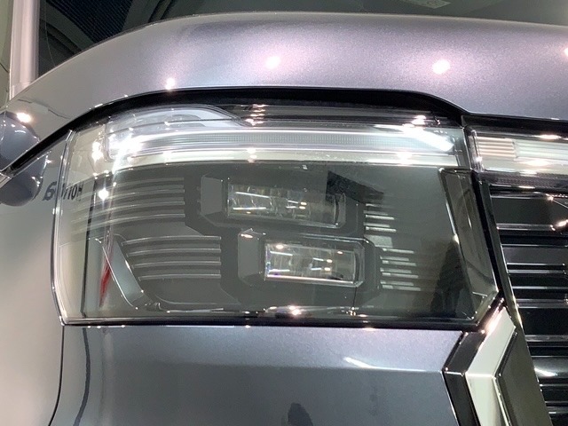 LEDヘッドライトは、点灯の瞬間から最大光量を発揮し、突然暗くなるトンネルなどでの安定感を高めます。