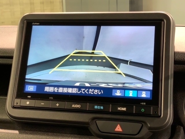 リバースギアに入れるだけで後方の表示へ切り替わります。夜間や雨の日の駐車も楽になりますよ。