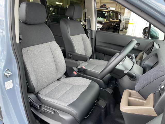 ◆【運転席】座り心地が良いシートなので長時間の運転でも快適にお過ごしいただけます。新品のフロアマットのご注文も可能です。