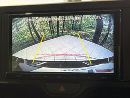 【バックカメラ】駐車時に後方がリアルタイム映像で確認できます。大型商業施設や立体駐車場での駐車時や、夜間のバック時に大活躍！運転スキルに関わらず、今や必須となった装備のひとつです！