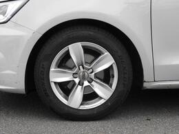 濡れた路面でも4つのタイヤが路面に吸い付くように走り、高速走行時は驚くほどの安定性を見せます。