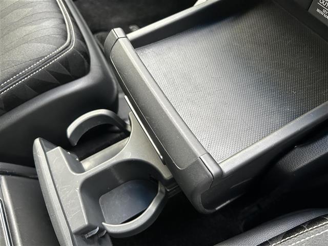 【ドリンクホルダー】長時間のドライブを快適に過ごすために、必須の車内アイテムですね。