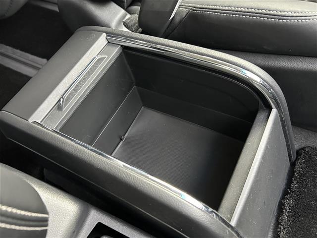 【グローブボックス】車検証ケースや、日頃使う小物類の収納に便利ですね！