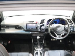 操作性に優れた運転席となります！小物入れや各ボタンの配置にこだわり、使いやすいです！座り心地もよく視認性も良好なのでロングドライブもお任せ下さい！