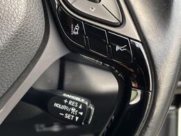 【レーダークルーズコントロール】高速道路での長距離走行が楽に！！自動で速度を保つクルーズコントロールが、衝突軽減システムと連携し、前方の車両を感知して車間を保つように速度調節してくれます！！