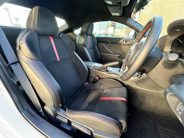 当店はサービス工場併設です！！資格をもった優秀なメカニックが真心込めて整備致します！！安心してカーライフをお楽しみください！！車検も安心・安いのBCNいわきにお任せください！！