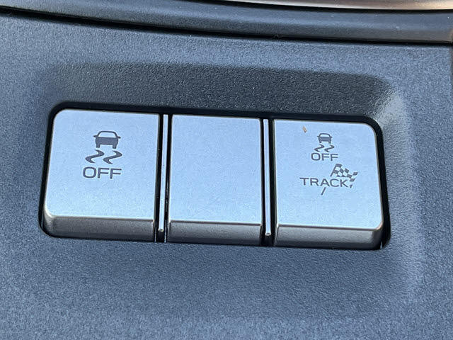 購入されたお車は担当者が車内車外と清掃してお渡しになりますが、有料でボディコーティングやホイル足廻り洗浄などもご用意しておりますのでお気軽にご相談ください！！