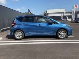 コンパクトなボディでどの年代の方にも乗りやすいお車になっております☆