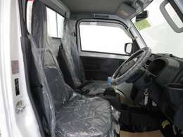 使いやすく安全な操作性と良好な視界を実現した運転席になっています。