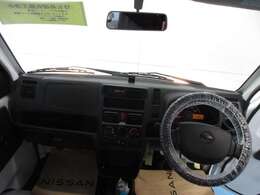 運転席も広々としており、足元にはちょっとした収納スペースもついています☆