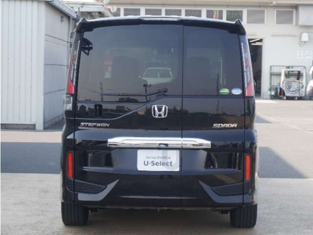 タイヤ新品交換特典対象車です。4本とも当社指定の新品タイヤに交換してからお渡しします。