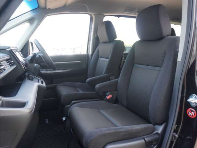 長時間の運転でも疲れにくいよう、膝元にゆとりを持たせた設計のフロントシート。