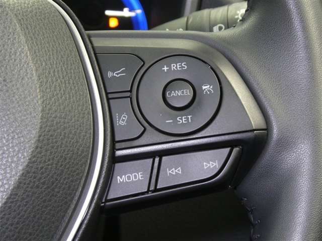 【レーダークルーズコントロール】(全車速追従機能付)付きです。車速に応じて追従支援してくれるので、ロングドライブも快適です。詳細は販売店スタッフまでおたずねください。