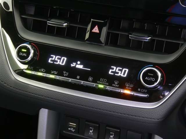 【オートエアコン】車内温度を感知して自動で温度調整をしてくれるのでいつでも快適な車内空間を創り上げます！どの席に座っても快適なドライブが楽しめます♪