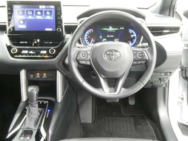 【徹底洗浄クリーニング実施済】運転席からの視界はこんな感じです☆お気軽にご来店いただき、実際に座って是非お確かめください。ドライバーに寄り添う快適な操作フィールをもたらすステアリングです。