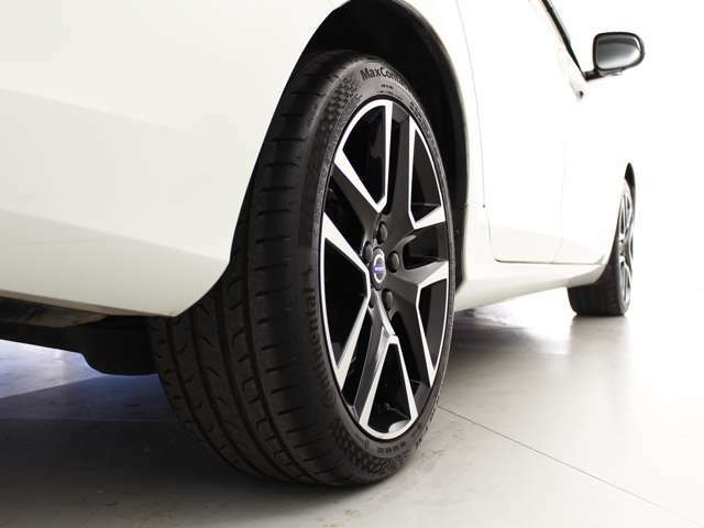18インチのダイアモンドカットブラックのホイールが車の印象を引き締めます！タイヤもボルボ車専用タイヤなので心地よい乗り心地を体感できます。
