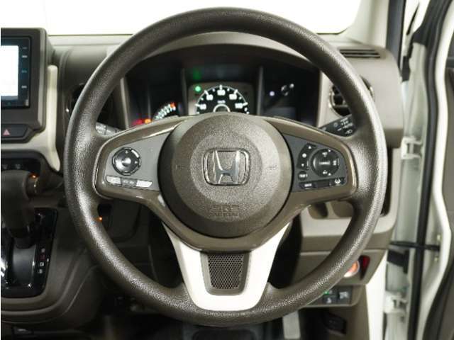 【Honda SENSING】 カメラ等装置で精度の高い検知能力を発揮、安全運転を支援します。ステアリング上のコントローラーに注目！