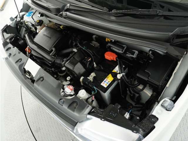 エンジンは車の心臓部分です。このエンジンルームが汚いとトラブルの基になります。当店は専用の液剤を使って徹底的に綺麗にします。