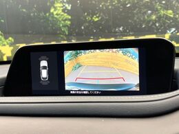【バックカメラ】駐車時に後方がリアルタイム映像で確認できます。大型商業施設や立体駐車場での駐車時や、夜間のバック時に大活躍！運転スキルに関わらず、今や必須となった装備のひとつです！