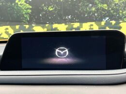 【10.25インチマツダコネクト】車内の雰囲気にマッチした大型ディスプレイ。スマホ接続でのナビ使用やBluetooth再生等、様々な機能が楽しめます。直感的なダイヤル操作が可能で、使い勝手も良好です。