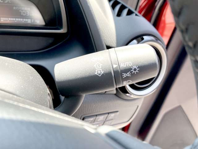 オートライト機能で、暗くなってきたら自動で点灯してくれます☆高速道路のトンネルでも重宝しますね☆