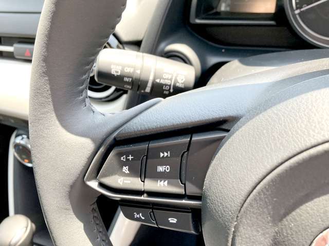 ステアリングから手を離さずに音楽などの音量調節、曲送り戻し、電話に出ることが出来ます！
