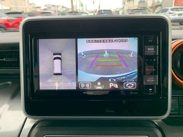 【360°ビュー・モニター】全方位カメラ装備。ドライバーからは見えない領域の危険認知をサポートするシステム。映像は、ドライバーが直感的に理解できるよう人間の目と脳の特性に基づき設計されています。