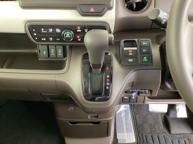 足元スッキリ、インパネシフトです。パーキングブレーキは電子制御パーキングブレーキタイプなので、運転席と助手席の間がスッキリしています。