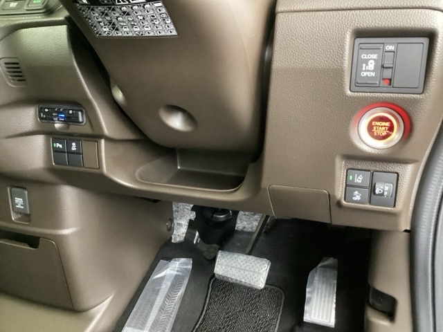 左側に高速で便利なETCがあり、また、便利な電動スライドドア、横滑りを防ぐVSAなどのスイッチは、運転席の右側、手の届きやすい位置にあります。