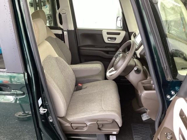 フロント広々、ベンチシートの運転席は、ハイトアジャスターが付いているので、快適にドライブができます。ハンドルはチルトステアリングで、ハンドル位置を上下に調節できます。