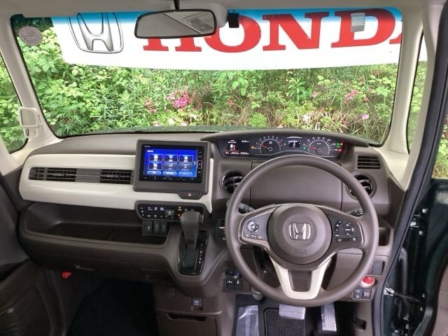 まぶしい日差しをやわらげる、青色のハーフシェイドフロントウィンドウがついています。また、フルオートエアコンで快適です。