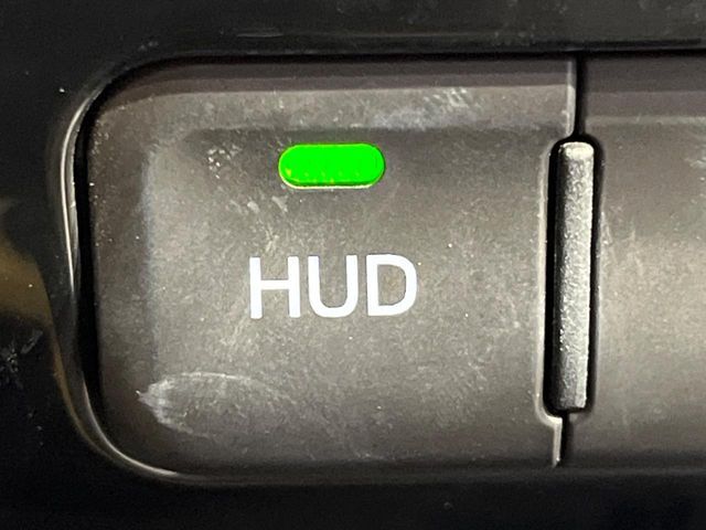 【ヘッドアップディスプレイ】現在の速度や走行情報をデジタル表示で運転席前方のガラスに投影！運転中、目線をずらさず必要な情報を確認できるのでとっても便利で安心！