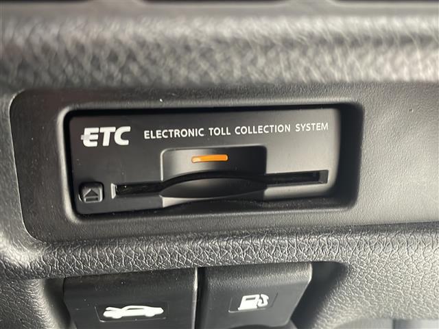 【ETC】有料道路を利用する際に料金所で停止することなく通過できる、ETC車載器（ノンストップ自動料金収受システム機器）が装備されています。セットアップを行うことで利用可能になります。