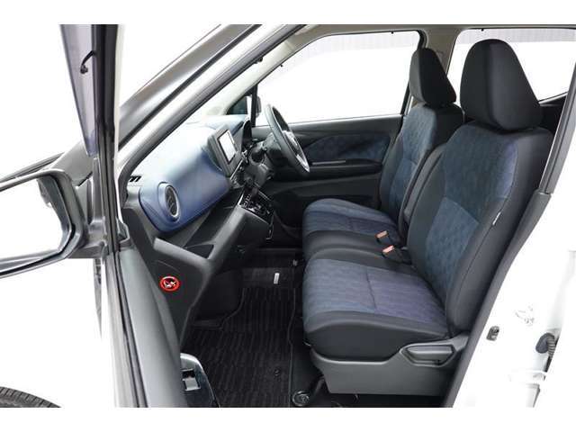 ベンチシートで運転席から助手席への移動もスムーズです！