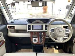 車内もクリーニング済み、禁煙車で匂いもなく清潔です。内装も落ち着いた色合い。前側のみですが、純正ドライブレコーダーも付いています。
