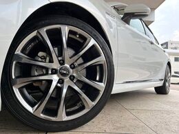 【TRD製19インチアルミホイール】純正オプションホイールを装着。走行性能の向上に加え、外観もよりスタイリッシュになっています。