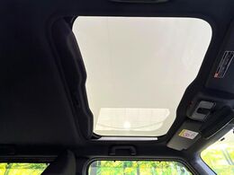 【ガラスルーフ】ガラスルーフ搭載で車内の解放感が一気にアップ！開放的なドライブをお楽しみいただけます。