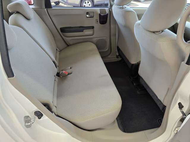 専属スタッフが、お車の内装、外装の仕上げを行っております。納車前にもう一度チェックを行いまして納車をさせていただいております。