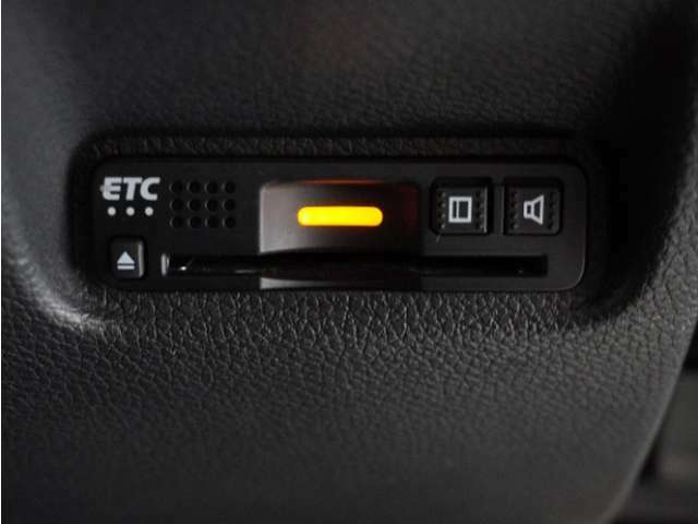 ETC車載器装備。高速道路のご利用時にとても便利。セットアップをしてからお渡ししますので、あとはETCカードを差し込むだけで、わずらわしい料金所での現金支払いが不要となりスムーズに通過できます。