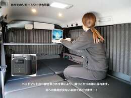 ちょうどよい高さの後部テーブルは、車内でのお食事・お仕事・荷物置き場・様々な使用が可能。ドリンクホルダーも左右に搭載！！（写真のテーブルはアップデートしており、現在は19枚目写真の物に変更しています。）