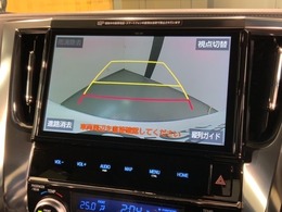 リバースギアに入れるだけで後方の表示へ切り替わります。夜間や雨の日の駐車も楽になりますよ。