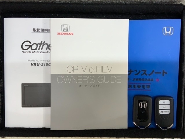 スマートキーは鍵をバッグに入れたままでもドアロックの開閉やエンジンのON・OFFができます。夜間や雨の日も鍵を探さなくて良いので便利です。