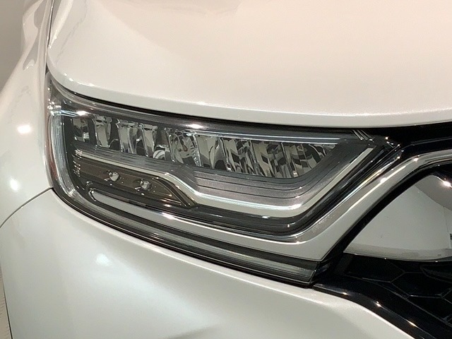 LEDヘッドライトは、点灯の瞬間から最大光量を発揮し、突然暗くなるトンネルなどでの安定感を高めます。