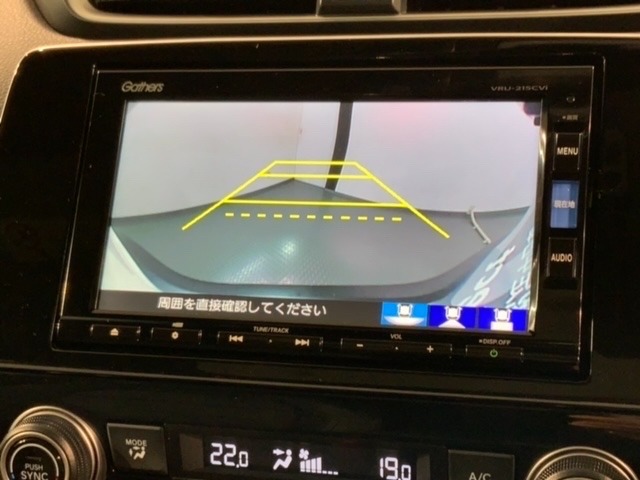 リバースギアに入れるだけで後方の表示へ切り替わります。夜間や雨の日の駐車も楽になりますよ。