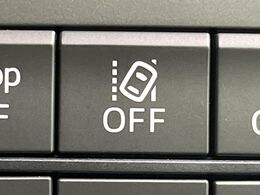 【車線逸脱警報】道路上の白（黄）線を認識し、意図せず走行中の車線からはみ出しそうになった時、メーター内の警告灯とブザーで注意喚起してくれる安心・安全機能です♪